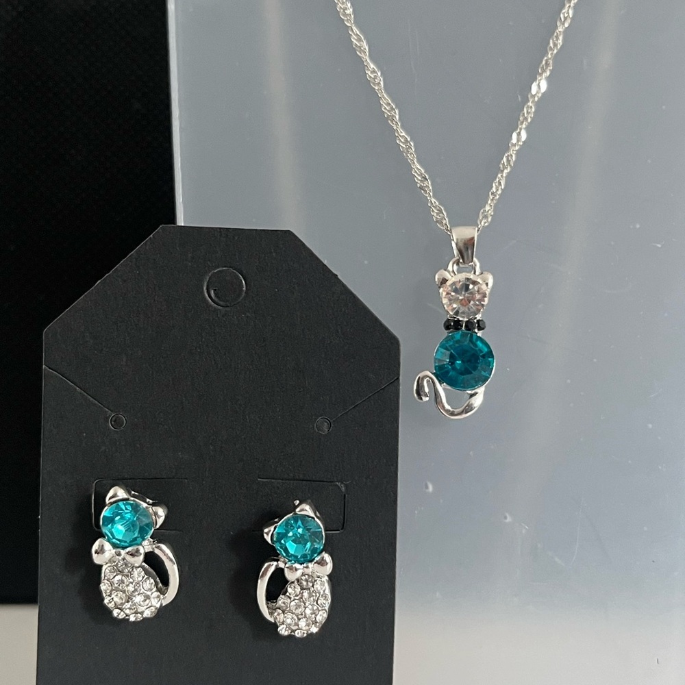 New- Adorable “Cat” earring and necklace fashion set